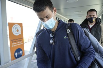 Djokovič sa vrátil do Belehradu, novinárom unikol cez zadný vchod letiska