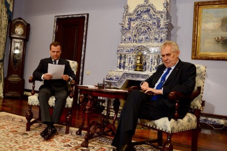 Článok oslavujúci sovietsku inváziu v roku 1968 Rusi s ospravedlnením stiahli
